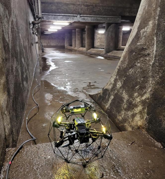 Drohne kurz vor dem Abflug zur Inspektion eines Beckens