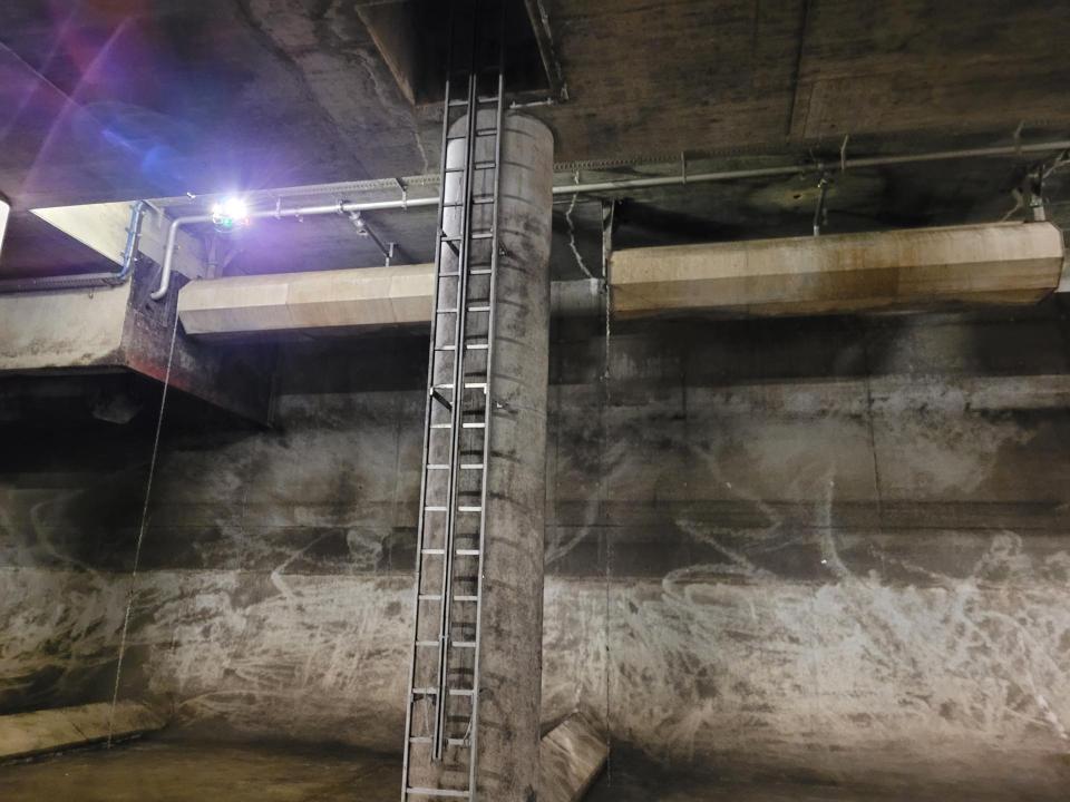 Die Kontrolle der Bauwerksdecke ist selbst hinter den Spülkippen möglich