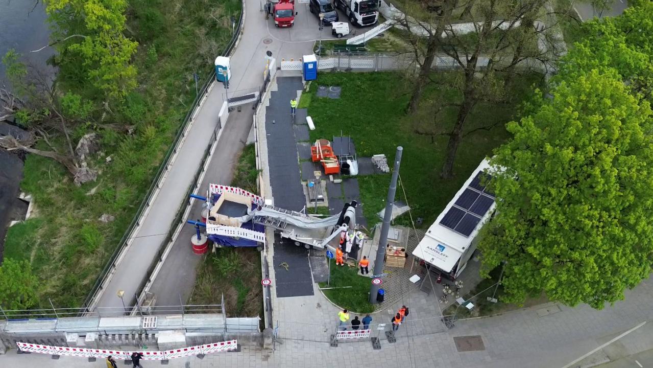 Bild 1:  Baustellenansicht aus der Vogelperspektive beim Einzug des Liners DN1500